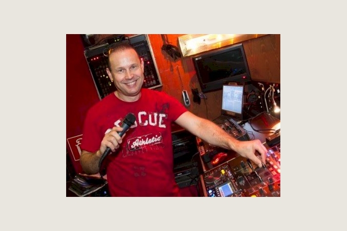15 Jahre DJ Erfahrung im bereich diverser Festlichkeiten, z.B. Geburtstage, Hochzeiten usw.