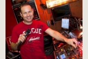 15 Jahre DJ Erfahrung im bereich diverser Festlichkeiten, z.B. Geburtstage, Hochzeiten usw.