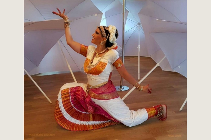 GLÜCKSZEREMONIE mit indischer Tanzkunst