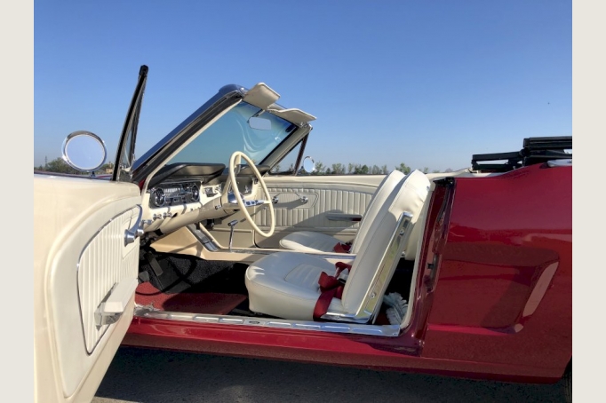 Ford Mustang Cabrio Bj.1965 in herrlich restauriertem Zustand für Hochzeitsfahrten zu mieten