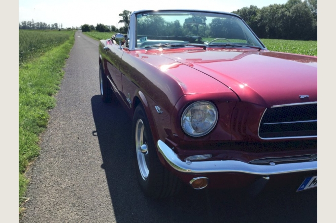 Ford Mustang Cabrio Bj.1965 in herrlich restauriertem Zustand für Hochzeitsfahrten zu mieten