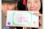 WIR ZAUBERN KINDERLACHEN! Mr. Happy Zaubershow für Kinder